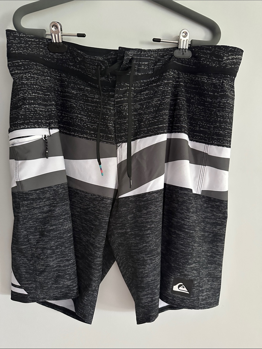 Quiksilver Black, White & Gray Striped Boardshorts size 34